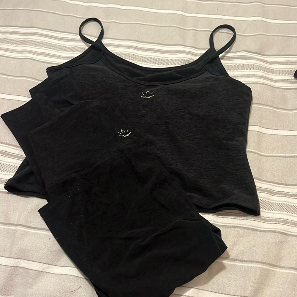 Beyond Yoga set. L bottoms and XL top